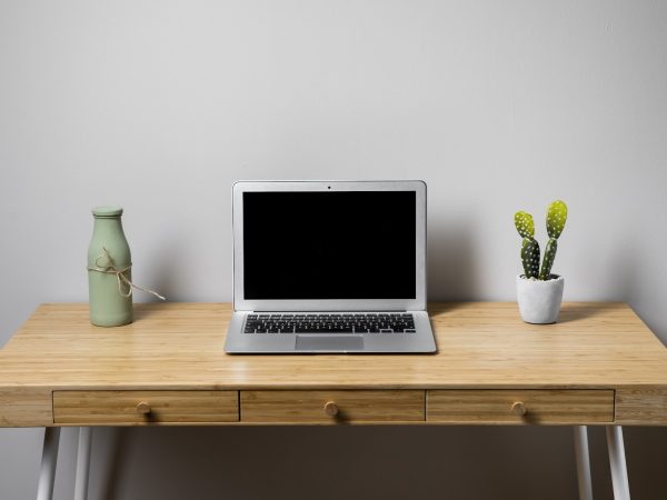 Mesa de computador pequena ou mesa gamer grande: qual atende suas necessidades?