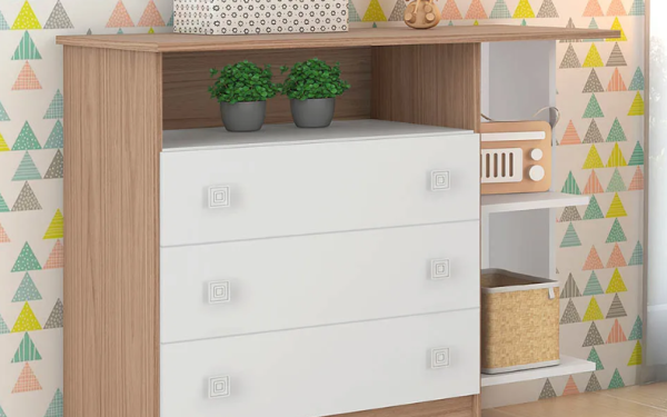 Cômoda infantil com 3 ou 5 gavetas: como organizar roupas e itens do bebê de forma prática?