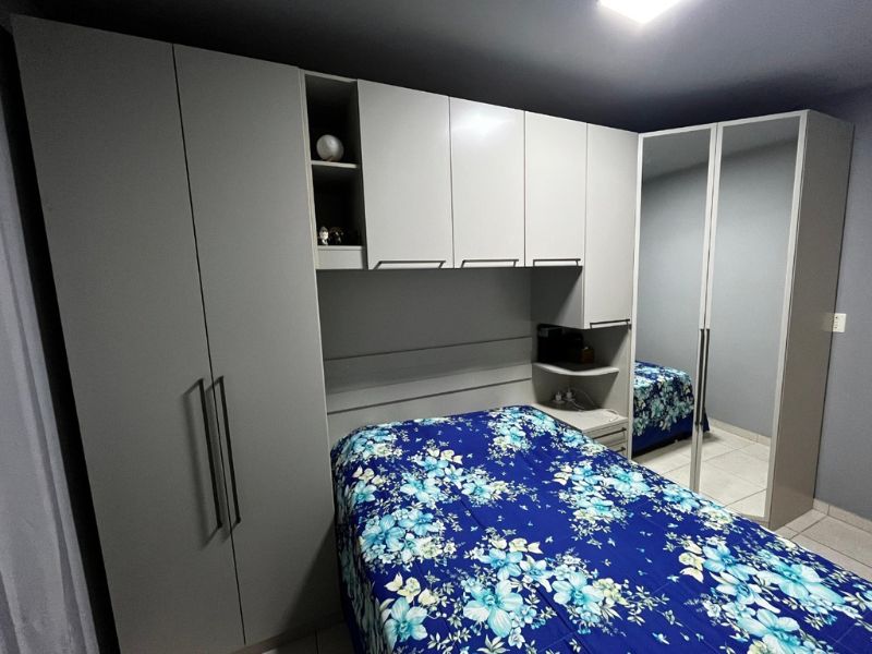 Guarda-roupa casal grande com espelho em quarto decorado
