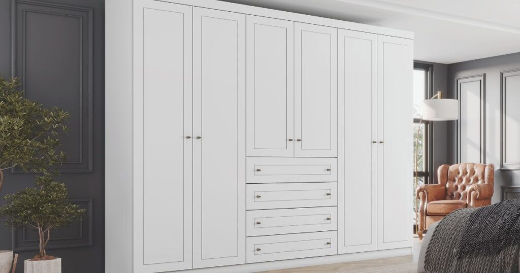 Guarda-roupa branco em quarto com decoração clara