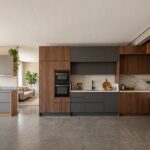 ambiente ilustrando cozinha modulada x planejada x sob medida no mesmo espaço